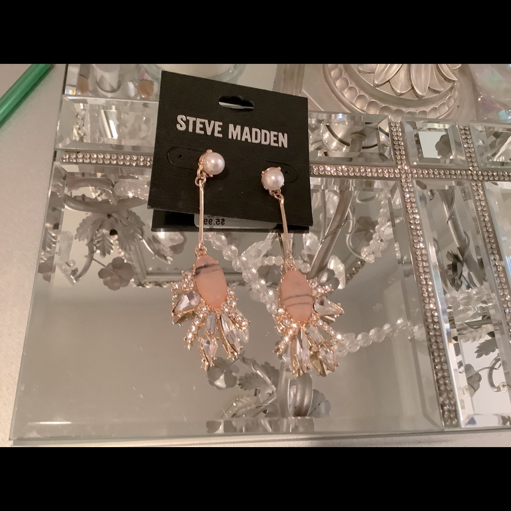 Beautiful Steve Madden stone earrings.